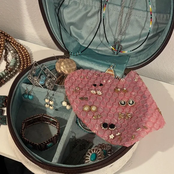 Round Leather and Cowhide Jewelry Case - Picture 6 of 7